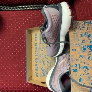 Brand new Brooks Ghost 13 size 5 medium